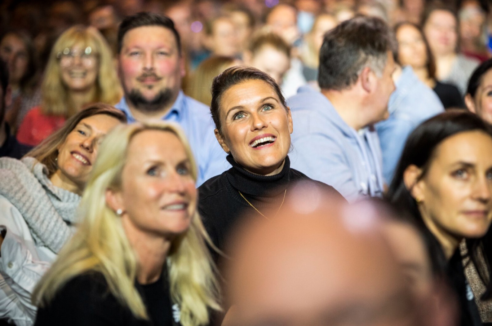 Teilnehmerinnen im Publikum, lachend und berührt
