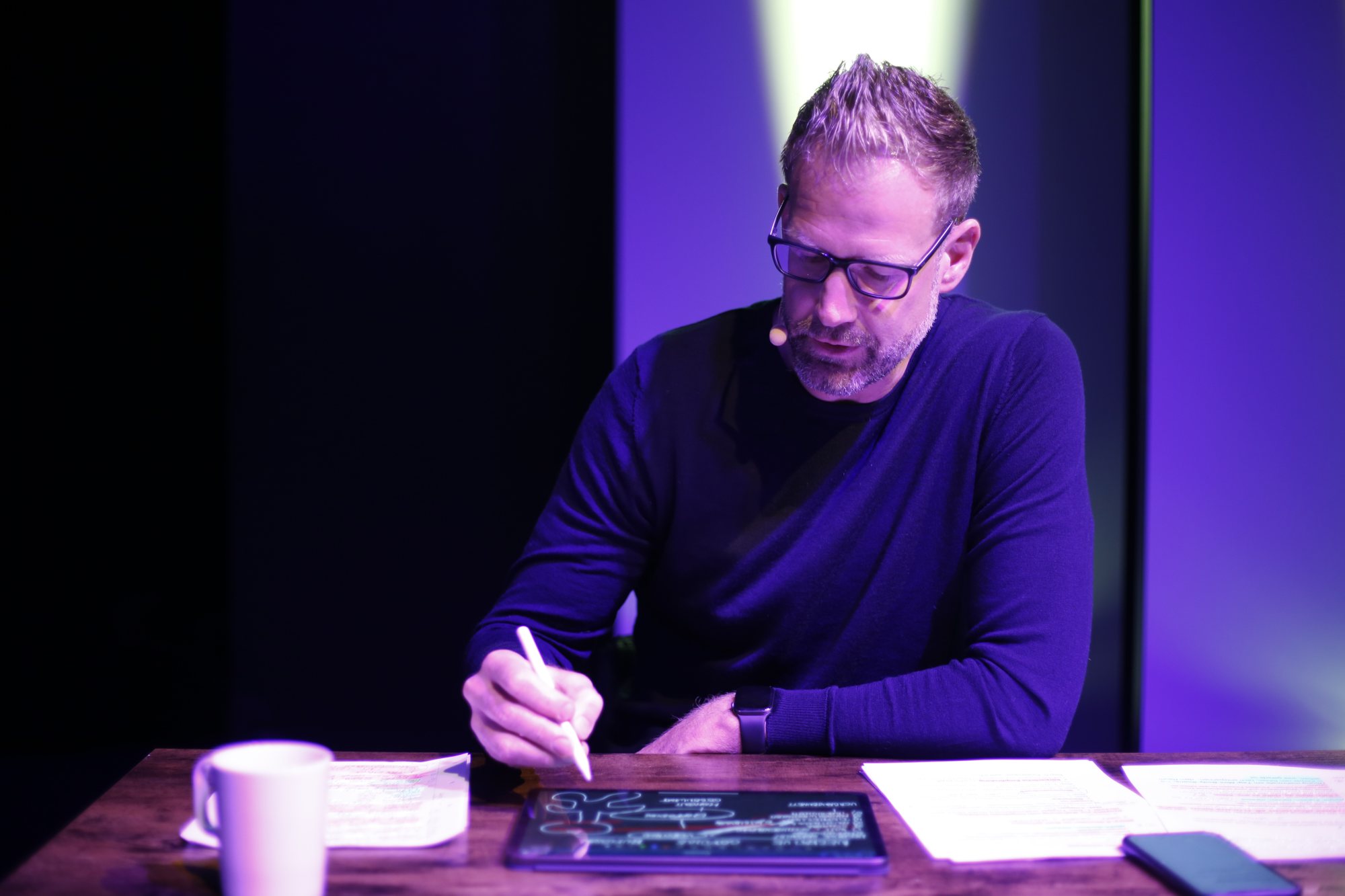 Christian Bischoff schreibt mit dem Stift auf einem Tablet